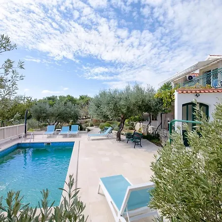 House Ratac Nyaraló